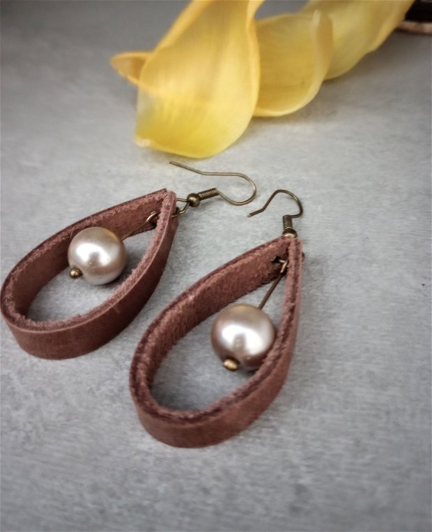 Cercei handmade din piele naturala cu perle