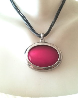 Pandantiv cu cabochon ochi de pisica ciclam