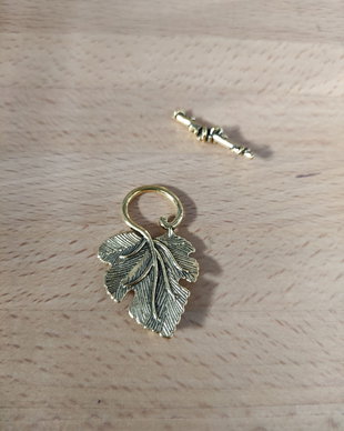 Inchizatoare aurie frunza - 37x22mm