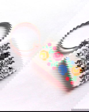 breloc pe lemn cu motiv traditional 43043