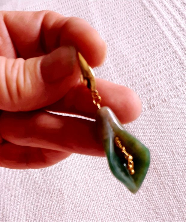 Cercei atarnatori, in forma de petale de cale din agat verde cu accesorii aurii