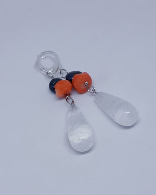 Cercei atarnatori, marini, cu lacrimi de cuart translucid, coral natural si perle de cultura negre