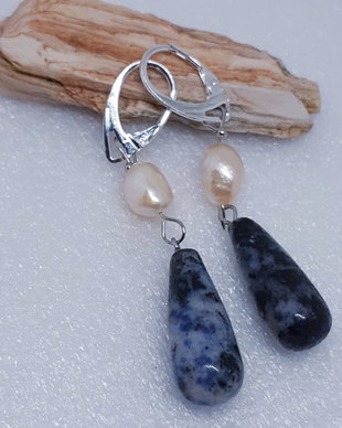 Cercei atarnatori, romantici, cu lacrimi de lapis si perle naturale roz
