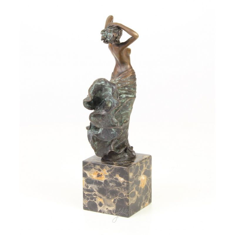 Dansatoare -statueta din bronz pe un soclu din marmura