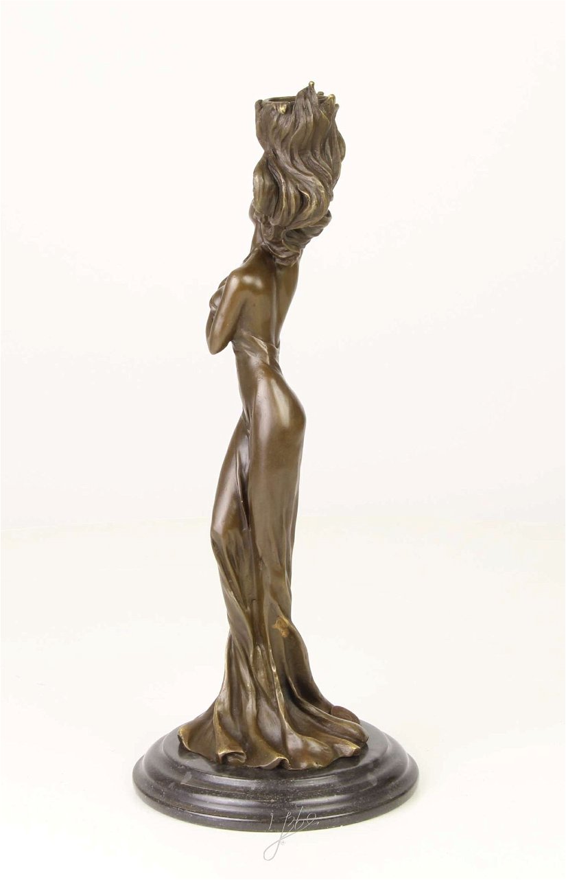 Femeie cu urna-sfesnic  din bronz