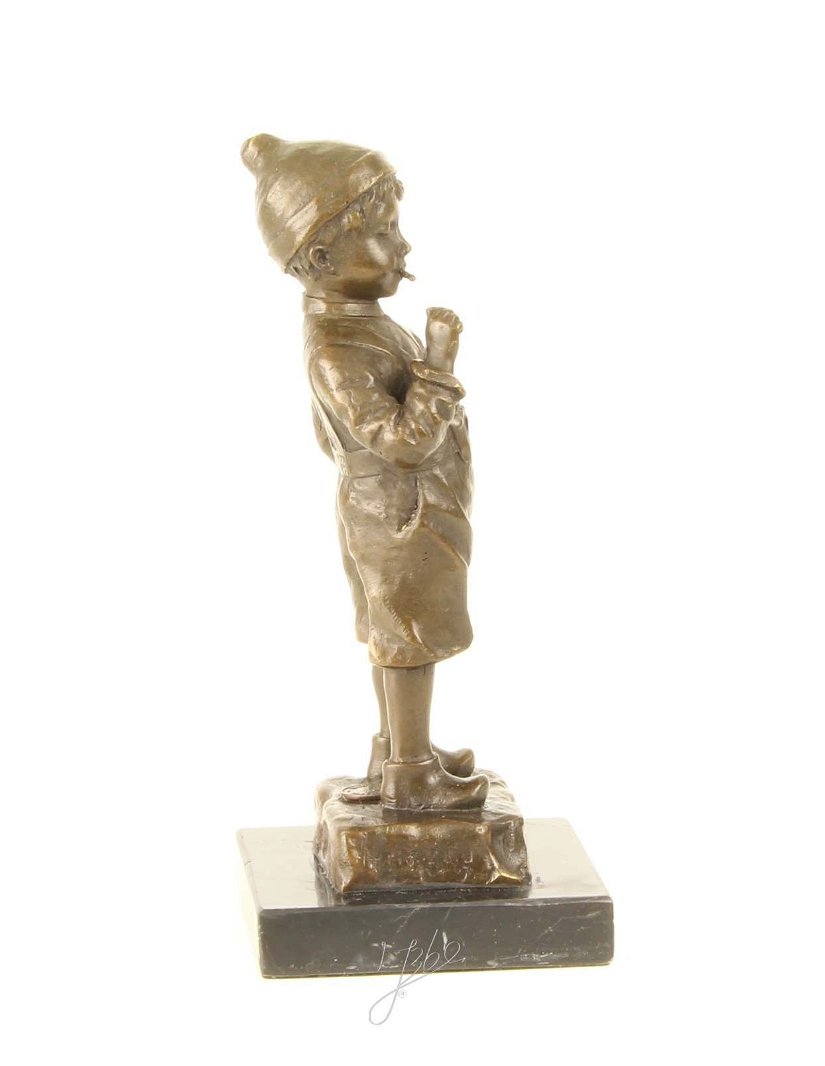 Baietel cu tigara-statueta din bronz pe un soclu din marmura
