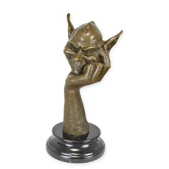 Cap de goblin-statueta din bronz pe un soclu din marmura