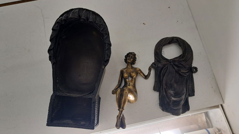Femeie cu mantie-statueta din bronz vienez