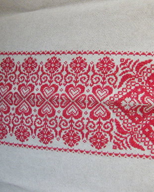 Fata de masa in cruciulite