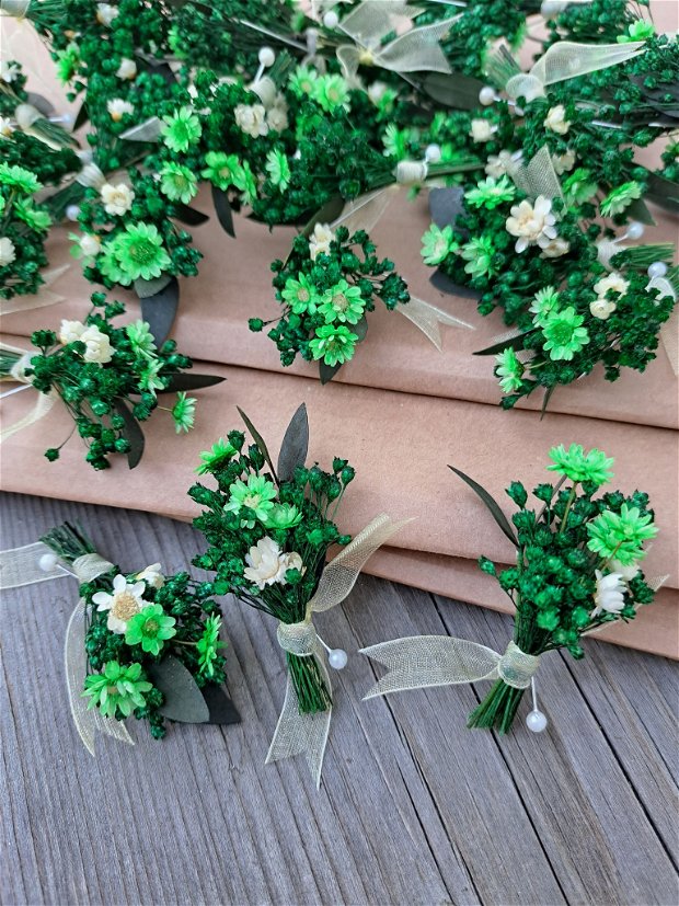 Cocarde mici invitați nuntă -flori naturale uscate și criogenate, Alb Verde Smarald