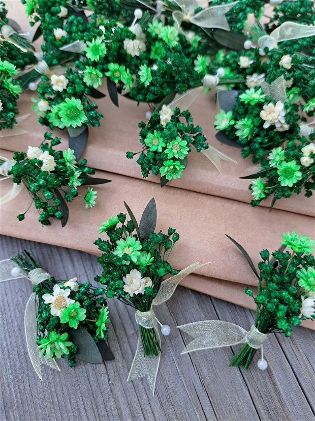 Cocarde mici invitați nuntă -flori naturale uscate și criogenate, Alb Verde Smarald
