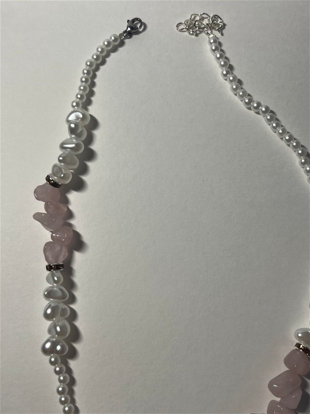 Colier asimetric cu perle si cuart roz