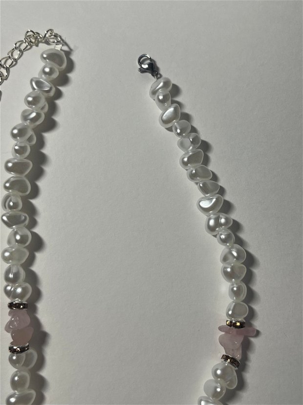 Colier asimetric cu perle si cuart roz