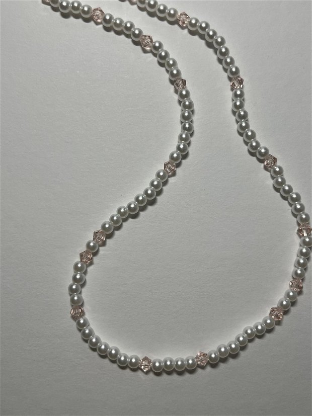 Colier asimetric cu perle si margele din sticla