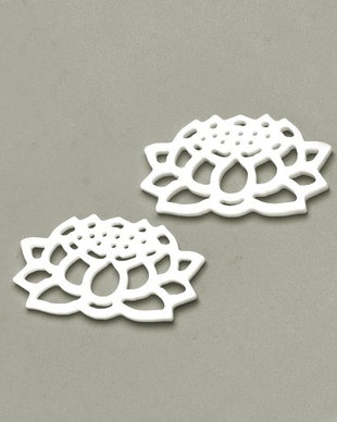 Pandantiv lotus alb, sidef 34x20mm PD.0053