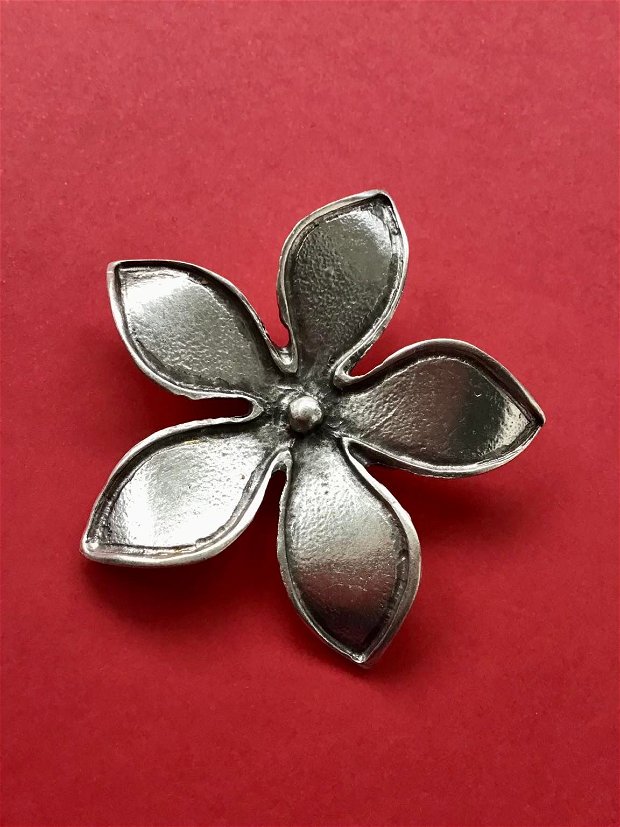 Brosa floare zamac argintat