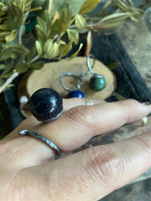 Inel reglabil din argint 925 partial oxidat si sfera de lapiz lazuli, rubyzoisite  sau moonstone de sinteza