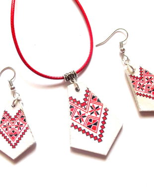 set bijuterii lemn cu motiv traditional 43243