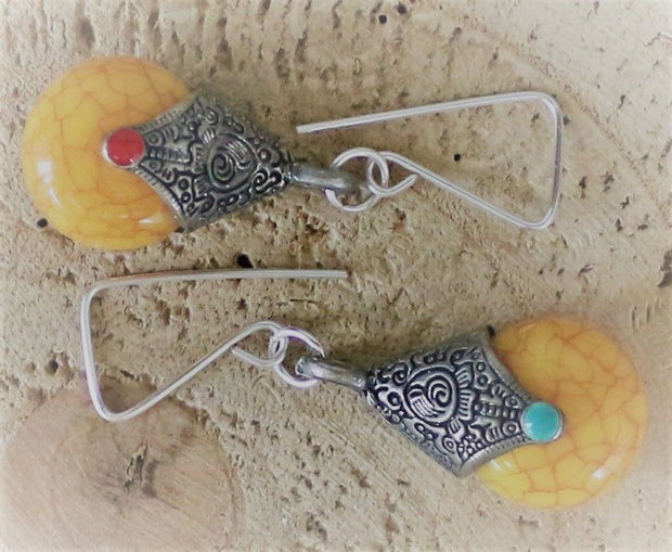Cercei handmade realizati din alama si rasina naturala/cercei cu motiv nepalez