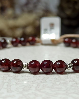 Brățară cu șnur, unisex, reglabila, cu pietre semiprețioase de granat si argint 925. Brățară fină, delicată, elegantă.