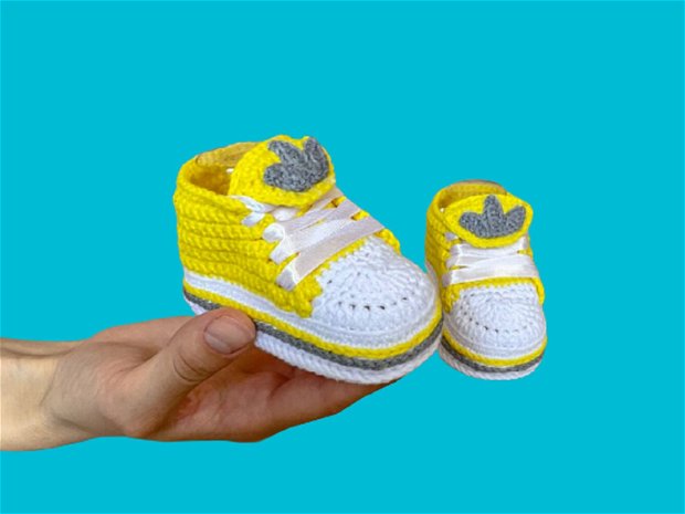 Botosei pentru bebelusi 0-6 luni. Culoare la alegere. Bascheti imitatie Adidas. Incaltaminte nou-nascut handmade. LA COMANDA