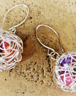 Cercei handmade din sarma si perle colorate