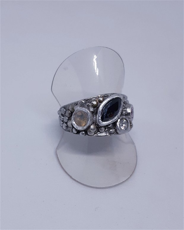 Inel unicat din argint fin, decorat cu punctisoare si cubic zirconia multicolore