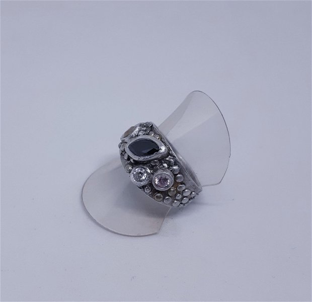 Inel unicat din argint fin, decorat cu punctisoare si cubic zirconia multicolore