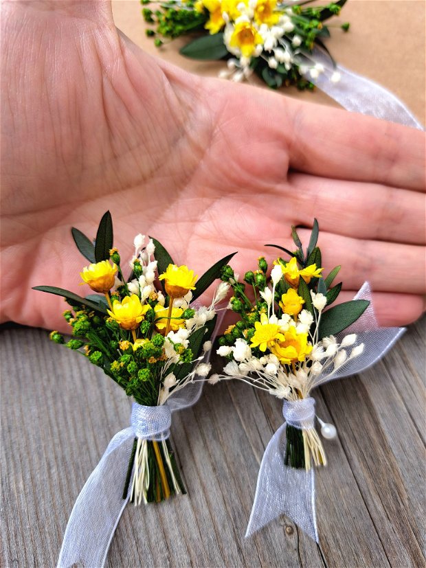 Cocarde nuntă / Brățări domnișoare onoare- flori naturale uscate și stabilizate, Alb Galben Verde