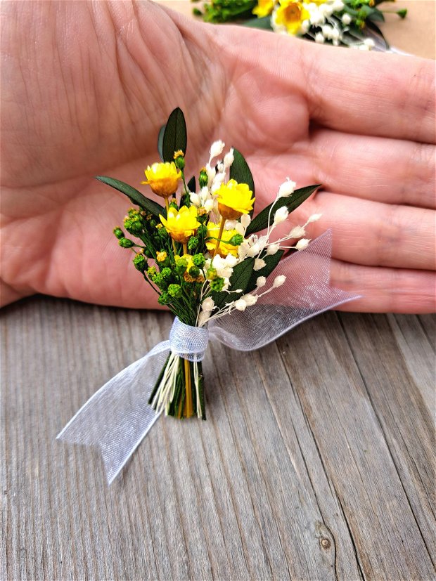 Cocarde nuntă / Brățări domnișoare onoare- flori naturale uscate și stabilizate, Alb Galben Verde