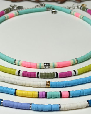 Coliere estive pline de energie si culoare, cu margele heishi din argila polimerica, colier/choker lut polimeric, coliere colorate.