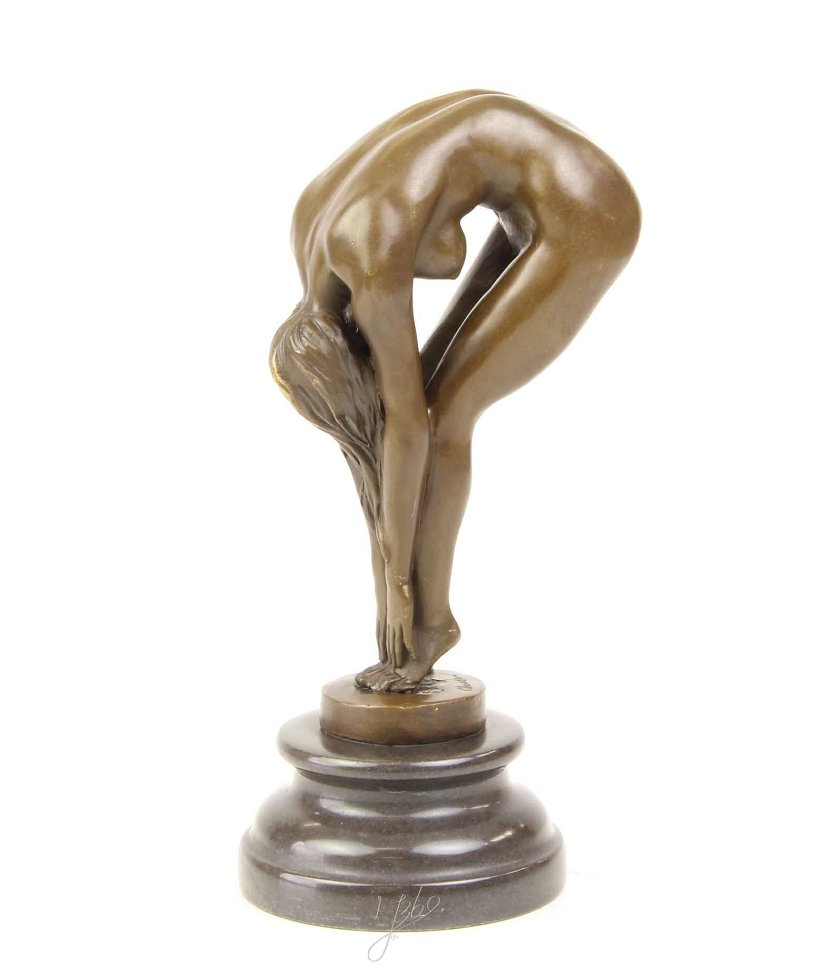 Femeie aplecata- statueta din bronz cu soclu din marmura