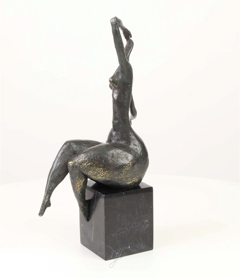 Nud modern- statueta din bronz cu un soclu din marmura