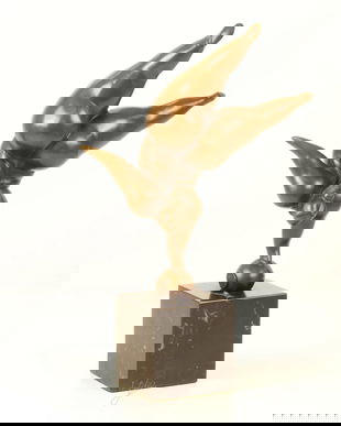 Gimnasta-statueta moderna din bronz pe un soclu din marmura