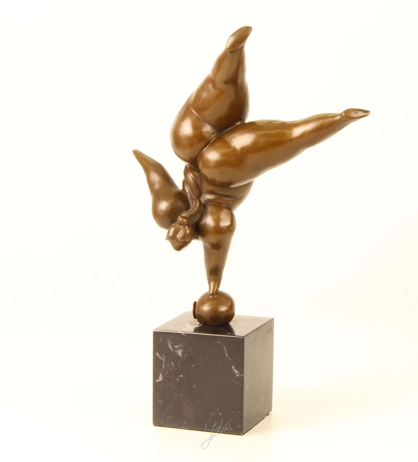 Gimnasta-statueta moderna din bronz pe un soclu din marmura