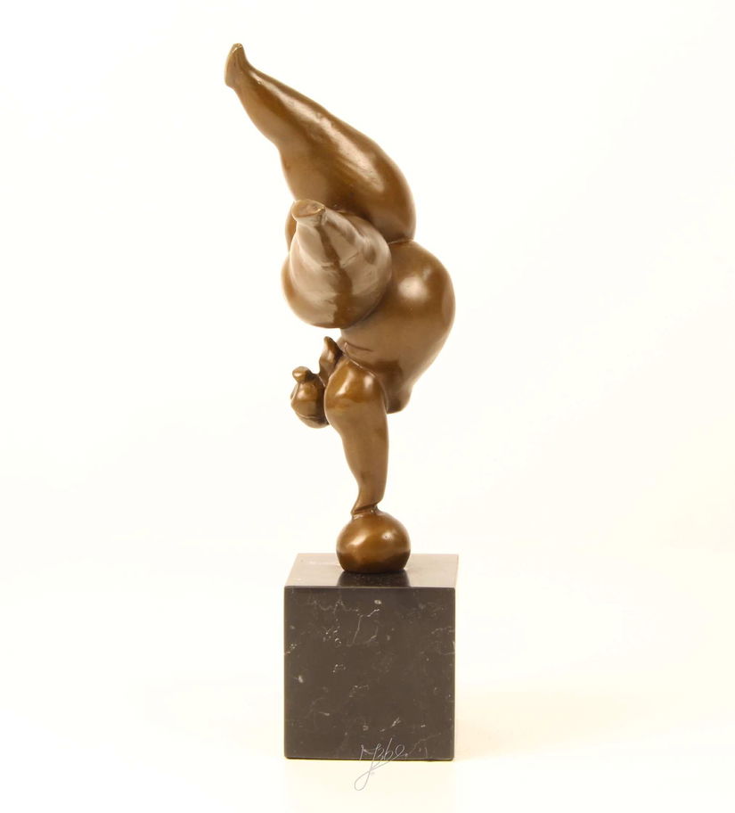 Gimnasta-statueta moderna din bronz pe un soclu din marmura