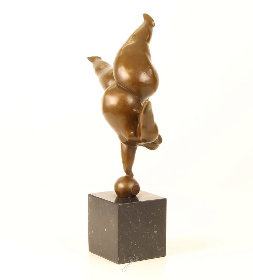 Gimnasta-statueta moderna din bronz pe un soclu din marmura