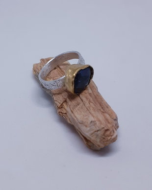 Inel unicat cu design organic, safir natural in caseta de aur 22 K si banda din argint 999