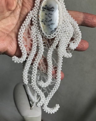 Colier broderie de margele in jurul unui opal dentritic