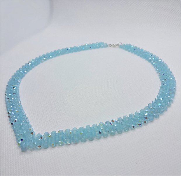 Colier elegant handmade din cristale - albastru deschis