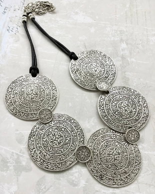 Colier medieval Zamac argintat & snur piele naturala