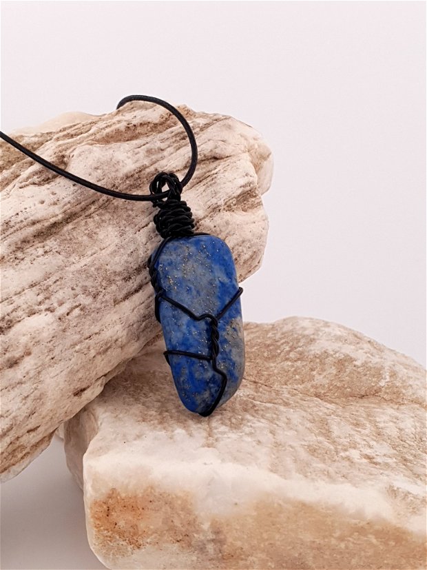 Lapis Lazuli - Pandantiv "Spiral OfLife" cu piatră rulată de Lapis Lazuli. Pandantiv handmade. Pandantiv din cupru negru. Cristal natural. Pandantiv pentru conștientizare, înțelepciune interioară și încredere.