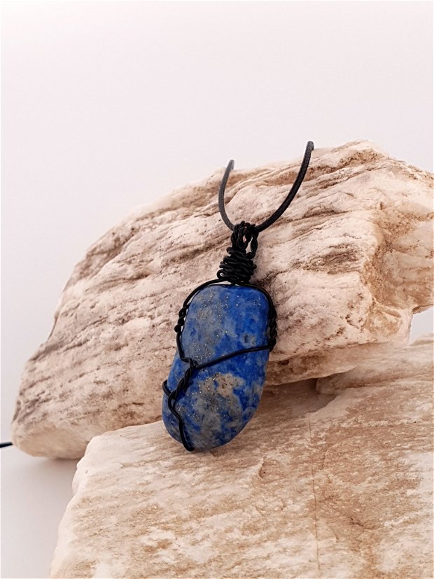 Lapis Lazuli - Pandantiv "Spiral OfLife" cu piatră rulată de Lapis Lazuli. Pandantiv handmade. Pandantiv din cupru negru. Cristal natural. Pandantiv pentru conștientizare, înțelepciune interioară și încredere.