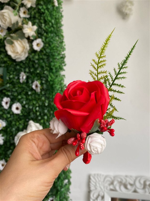 Floare de piept handmade cu trandafir de sapun rosu