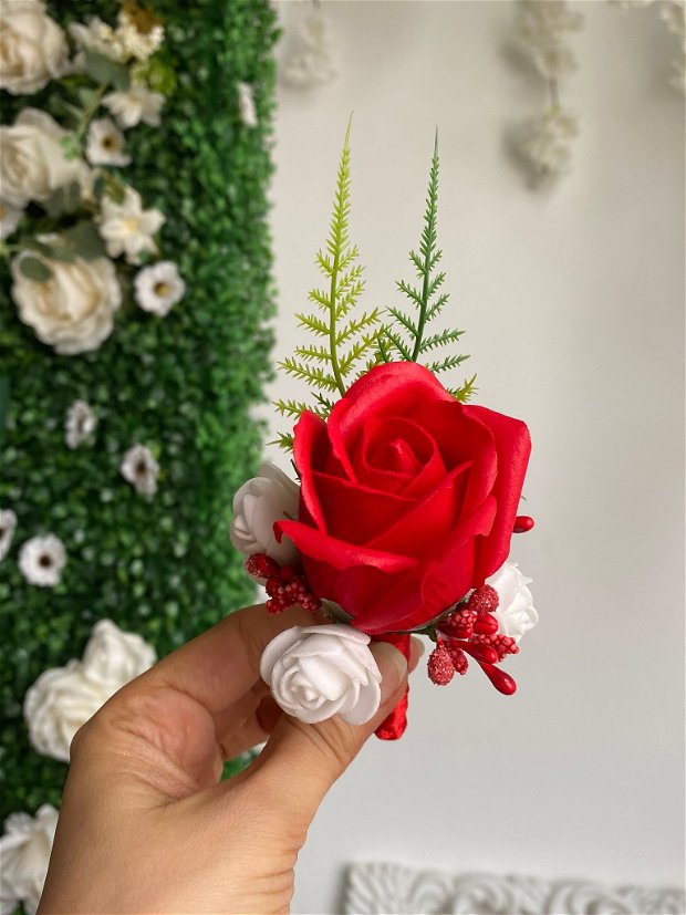 Floare de piept handmade cu trandafir de sapun rosu