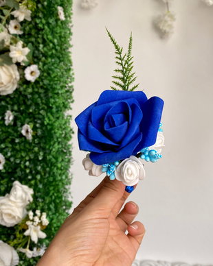 Floare de piept handmade cu trandafir albastru
