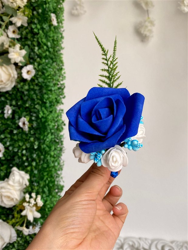 Floare de piept handmade cu trandafir albastru