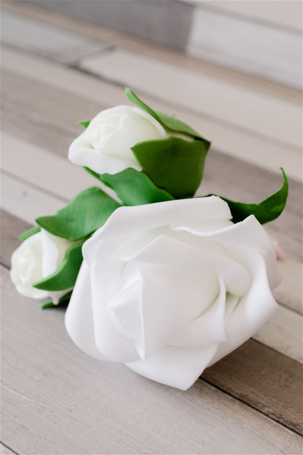 Floare de piept handmade cu trandafir alb