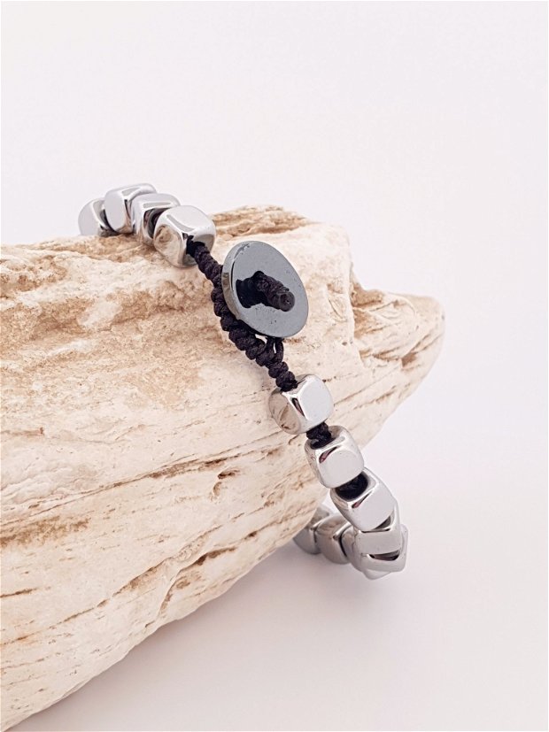 Hematit - Brățară "Simple touch" cu mărgele pătrate de HEMATIT - cea mai eficienta piatră pentru ancorarea energiilor superioare în planul fizic (Fe2O3). Pandantiv handmade. Pandantiv din cupru negru.
