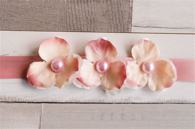Bratari domnisoare de onoare cu flori artificiale roz bej si perle